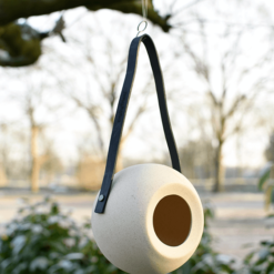 Vogelfutterhaus aus Stein beige