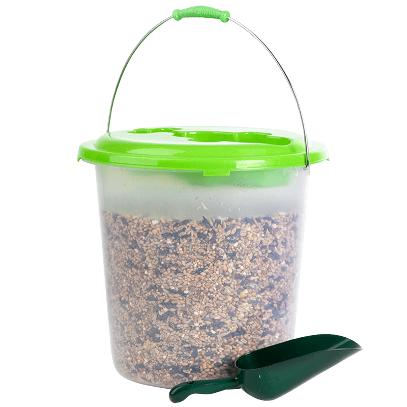 Eimer mit Vogelfutter für Gartenvögel und Schaufel