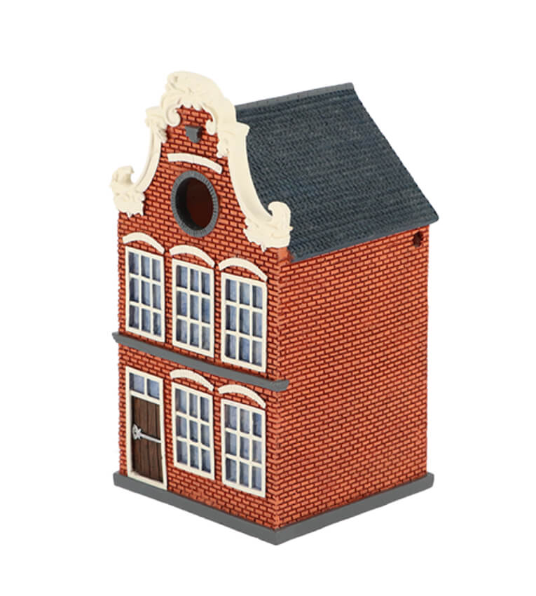 Besonders niedliches Vogelhaus im Modell eines alten Hauses.
