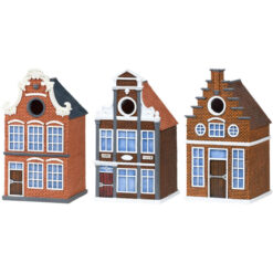 Bijzondere vogelhuisjes in de vorm van een oud huis.