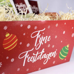 Cadeaupakket kerst fijne feestdagen gevuld met vogelvoer.
