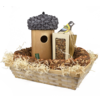 Geschenkpaket mit Nistkasten und Vogelfutter