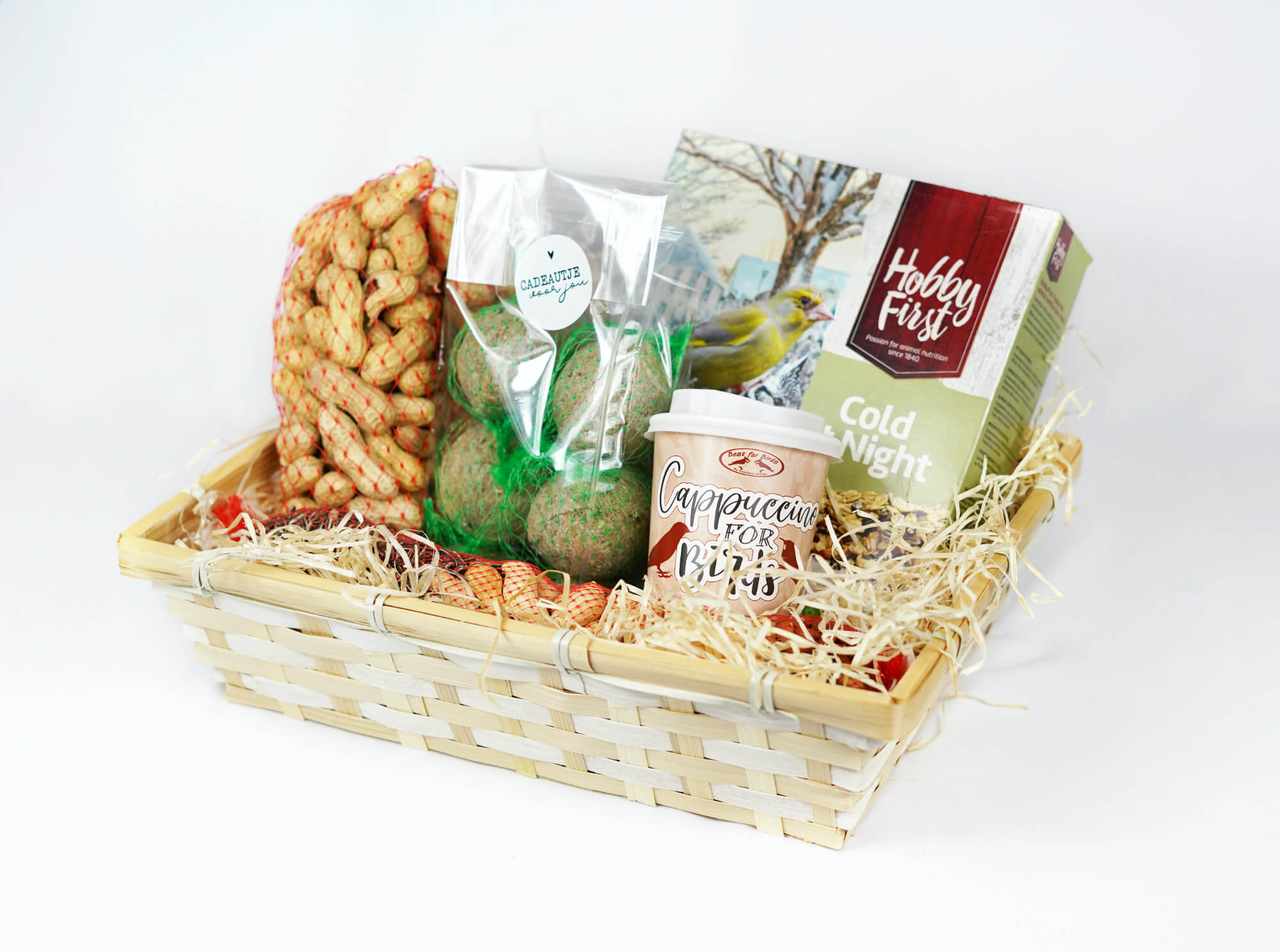Geschenkpackung mit Wintervogelfutter mit Fettkugeln und Vogelfutter.