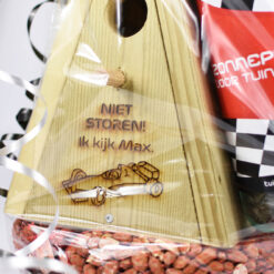 Formule 1 vogelhuisje met tekst: 'Niet storen, ik kijk Max'.