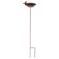 Vogeltränke aus Gusseisen auf Metallpflock.