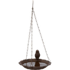 Hangend vogelbad van gietijzer met vogeltje op de rand.