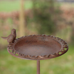 Waterschaal voor vogels van gietijzer.