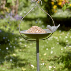 Vogelnapf auf Stange für Vogelfutter oder Trinkwasser.