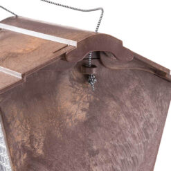 Voedersilo van gerecycled materiaal met houtprint.
