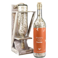 Cadeau nieuwe woning vogelvoer in wijnfles met tekst 'Happy new home'.