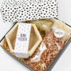Sechseckige Erdnussfütterung mit Vogelfutter als Geschenk verpackt in einer hübschen Geschenkbox.