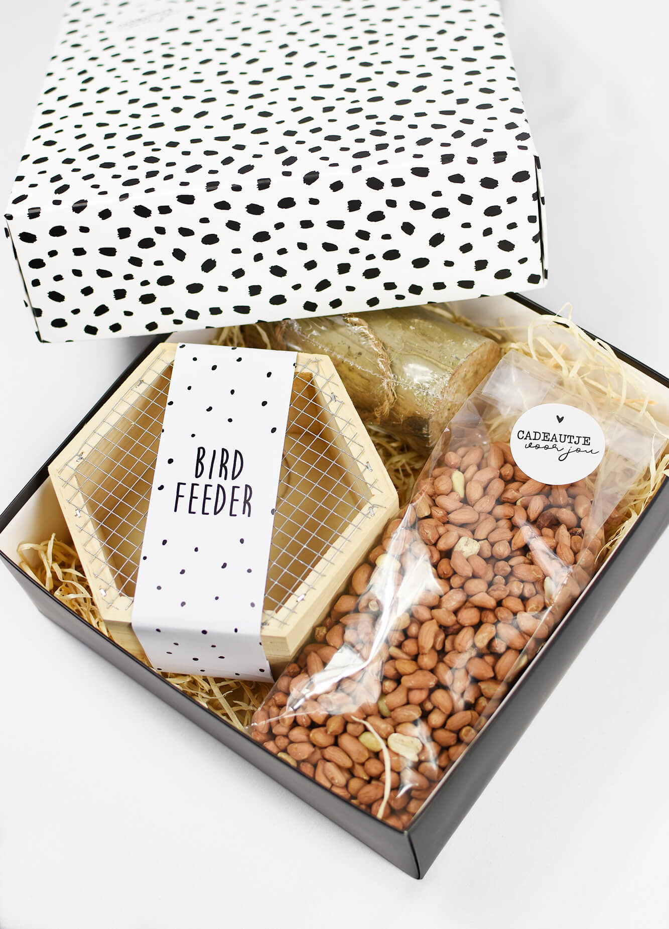 Sechseckige Erdnussfütterung mit Vogelfutter als Geschenk verpackt in einer hübschen Geschenkbox.
