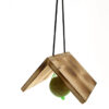 Hangend voederhuis voor vogelvoer van hout.