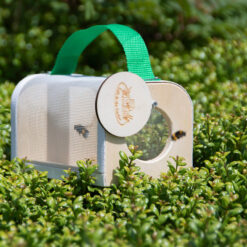 Houten insectendoosje met gaat en een handvat.