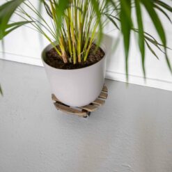 Houten plantenstandaard op wieltjes.