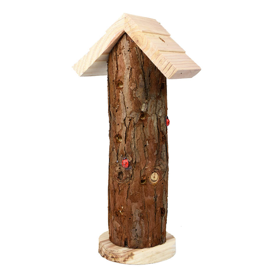 Insektenhotel für Marienkäfer aus einem Baumstamm.