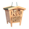 Insectenhotel in de vorm van een huisje met asfalt dak.