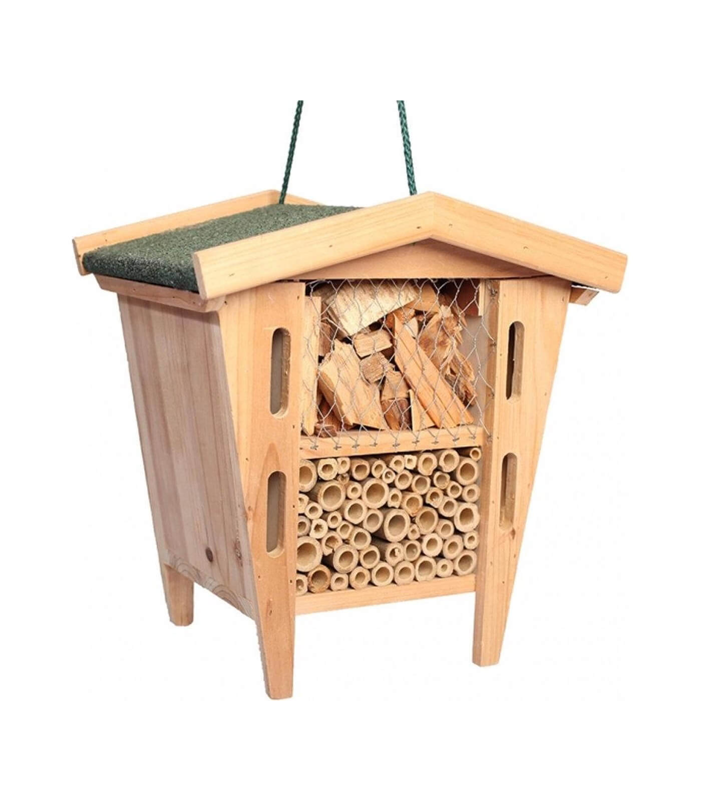 Insektenhotel in Form eines Hauses mit Asphaltdach.