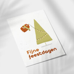 Kerstkaart met vogel bij de kerstboom.