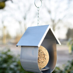 Houder voor grote vetbollen voor vogels.