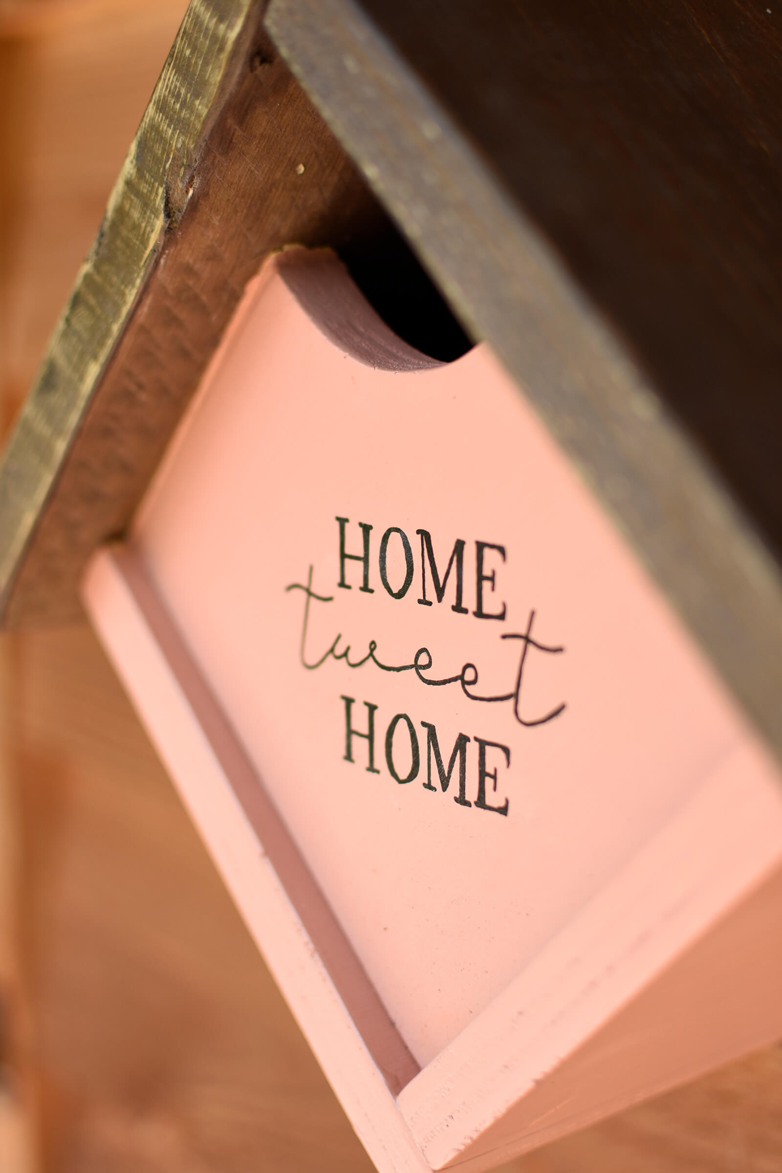 Hellrosa Vogelhaus mit Text home tweet home.