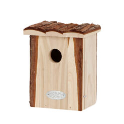 Vogelhuisje voor de winterkoning van hout en boomschors.