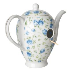 Vogelhaus in Form einer Teekanne mit blauem Blumendruck.