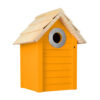 Fröhliches oranges Vogelhaus mit Eisenring am Eingang.