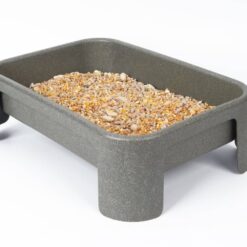 Voederschaal op pootjes van gerecycled materiaal.