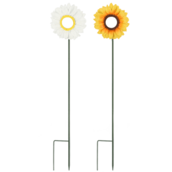Halterungen für Erdnussbutter für Vögel in Form einer Blume auf einem Stift.