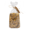 Streuen Sie Futter in die Geschenkbox für Vögel