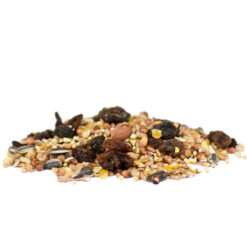 Streuen Sie Futter mit Sultaninen für Gartenvögel.