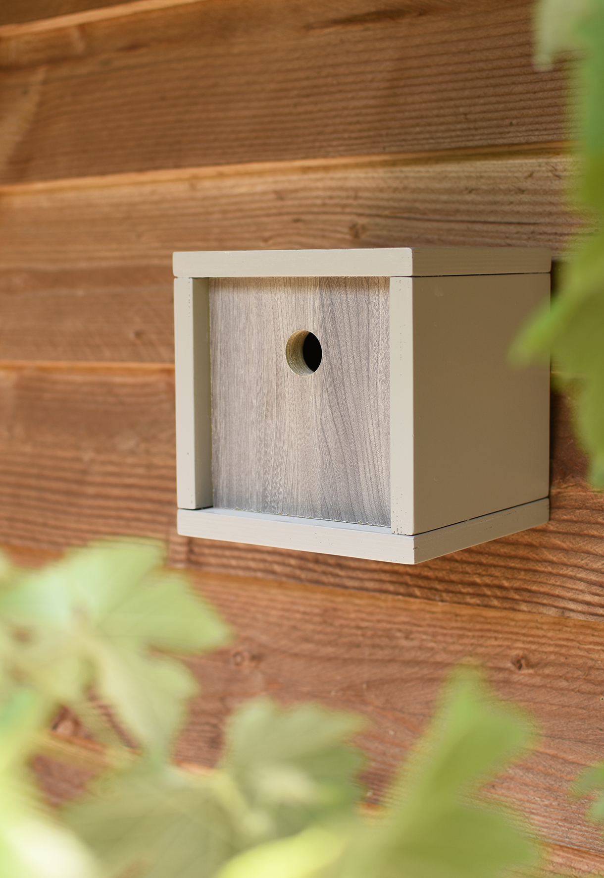 Modernes quadratisches Vogelhaus grau.