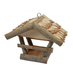 Voederhuis voor vogels van hout met schijfjes hout op het dak.