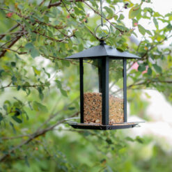 Voederhuisje zwart metaal voor vogelzaad.