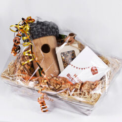 Geschenkpaket mit einem Vogelhaus.