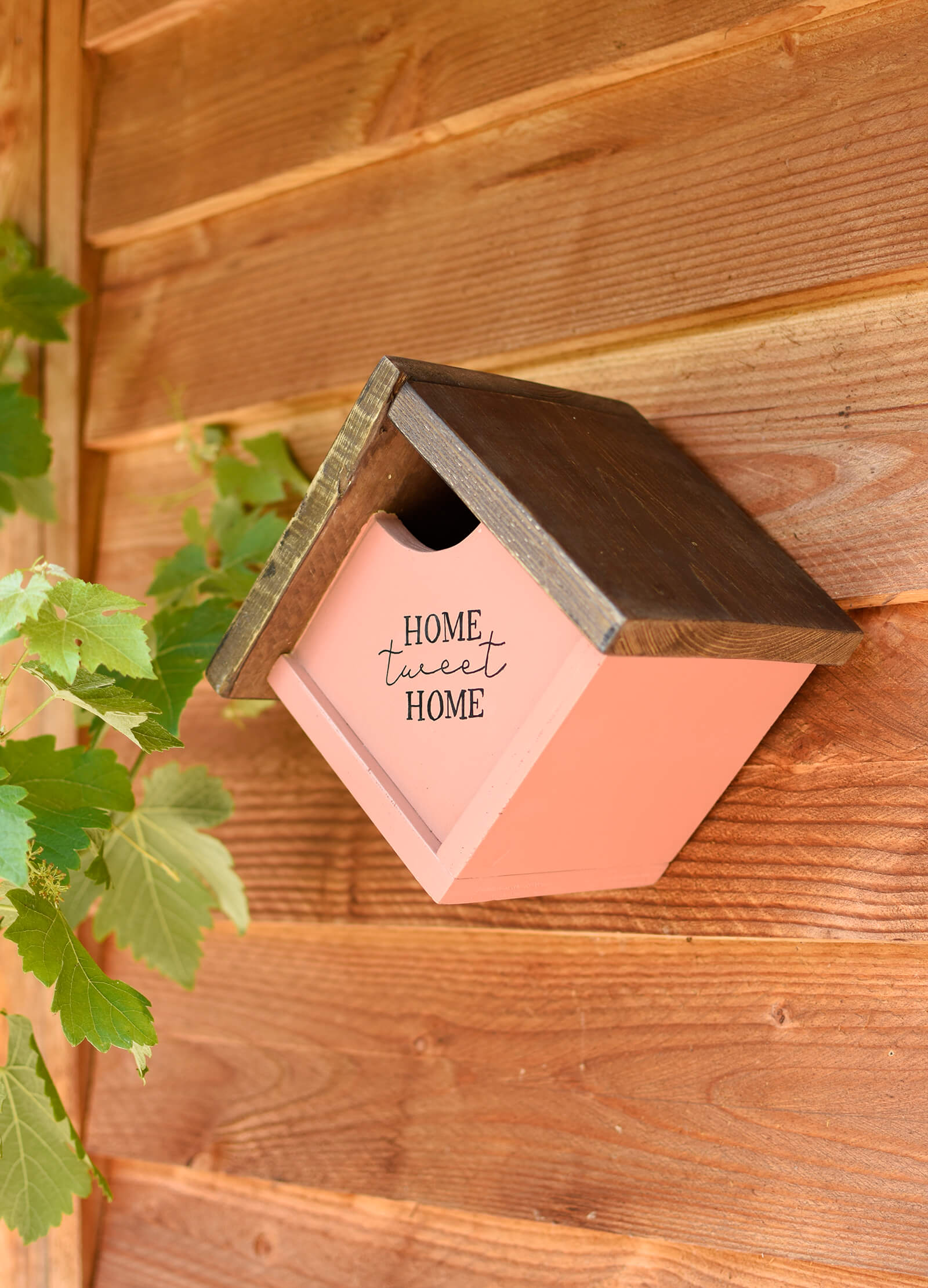 Rosa Nistkasten mit Text home tweet home.