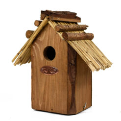 Mooi en bijzonder vogelhuisje met rieten dak.