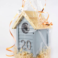 Vogelhaus mit Hausnummer als Geschenk.