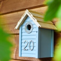 Originelles Geschenk: ein Vogelhaus mit Ihrer eigenen Hausnummer.
