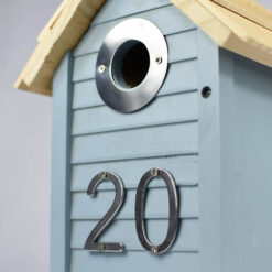 Nummer 20 auf dem niedlichen blauen Vogelhaus.