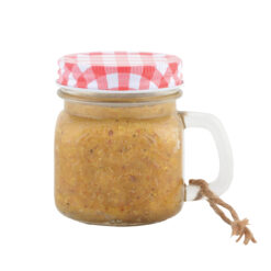 Erdnussbutter für Vögel im Glasbecher.