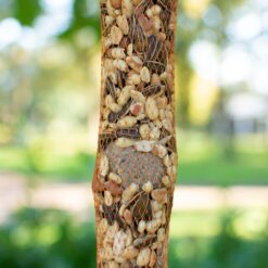 Vogelslinger met verschillende soorten voer en mezenbollen.