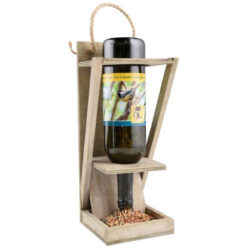 Voedersilo met wijnfles voor vogels.