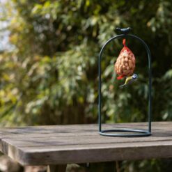 Eisenfutterautomat für Gartenvögel.