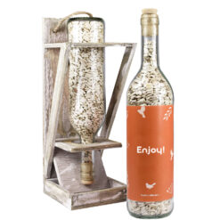 Wijnfles met zonnebloempitten voor vogels cadeau met tekst 'Enjoy'.