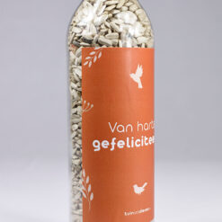 Wijnfles cadeau met tekst gefeliciteerd gevuld met zonnebloempitten voor tuinvogels.