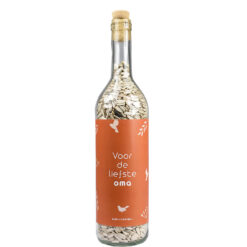 Wijnfles cadeau voor de liefste oma met zonnebloempitten voor vogels.