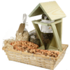Geschenkpaket mit Vogelfutterspender, Weinflaschenhalter und Weinflasche gefüllt mit Vogelfutter