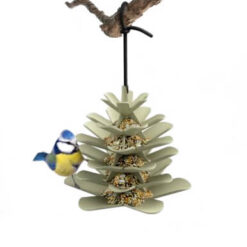 Voeder dennenappel voor vogels.